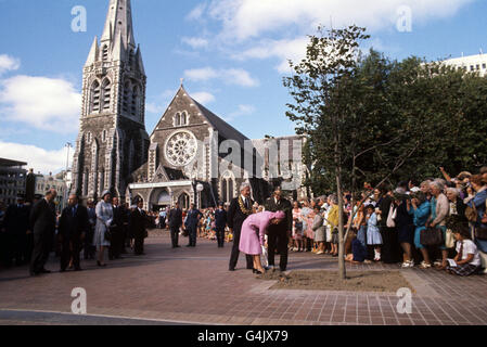 La Regina Elisabetta II pianta un albero commemorativo in Piazza della Cattedrale, Christchurch, durante il suo tour del Giubileo d'Argento della Nuova Zelanda. Sulla sinistra si trova il sindaco di Christchurch, Hamish Hay Foto Stock