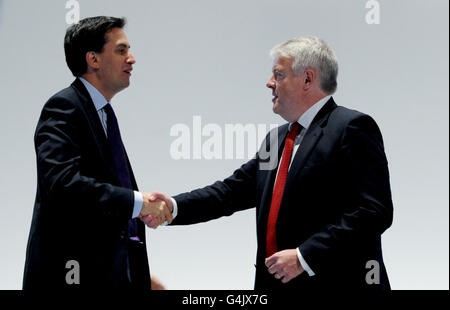 Il leader del lavoro ed Miliband si congratula con il primo ministro gallese Carwyn Jones dopo aver parlato alla Conferenza del Partito Laburista all'Echo Arena di Liverpool. Foto Stock