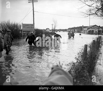 PA NEWS PHOTO UN'IMMAGINE DI ARCHIVIO DI BIBLIOTECA SOMMERSE DI GRAVI INONDAZIONI NELL'ESTUARIO DEL TAMIGI, LONDRA Foto Stock