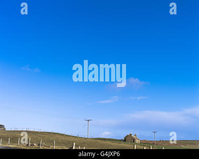 Dh ORPHIR ORKNEY Croft rurale isolato cottage blue sky ha rovinato la Scozia Foto Stock