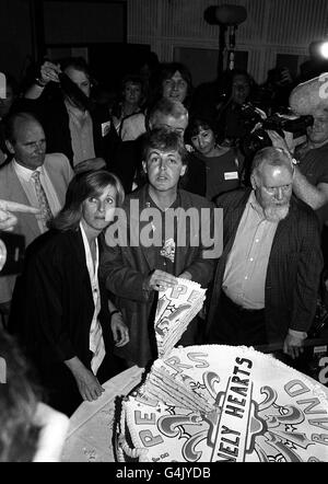 L'ex Beatle Paul McCartney con la moglie Linda, & Peter Blake, che ha disegnato la copertina dell'album di successo della band Sgt Pepper's Lonely Hearts Club Band, al 20th Anniversary Party dell'album presso gli Abbey Road Studios di Londra. Foto Stock