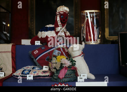 Regali del Giubileo d'Argento della Regina in mostra al pubblico al St James's Palace. Un cuscino a crochet (487) di una signorina M. Robinson; un cuscino realizzato da Mrs Gladding (490); una tartaruga giocattolo morbida (492); una bambola "Bulldog" di Pennies Country Crafts Ltd. (503); e un cesto di fiori fatti a mano di Mrs Racine Alleyne. Foto Stock