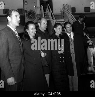 PA NEWS PHOTO 7/11/71 UN FILE DI BIBLIOTECA IMMAGINE DEGLI ASTRONAUTI AMERICANI CHE HANNO EFFETTUATO LA RIUSCITA SPEDIZIONE APOLLO 15 SULLA LUNA ALL'AEROPORTO DI HEATHROW A LONDRA DOPO AVER VOLATO DAGLI STATI UNITI PER IL LORO TOUR EUROPEO. DA SINISTRA A DESTRA: COLONNELLO DAVID SCOTT, COMANDANTE DELLA MISSIONE, SIGNORA. SCOTT, IL MAGGIORE ALFRED, LA SIGNORA IRWIN E IL TENENTE COLONNELLO JAMES IRWIN Foto Stock