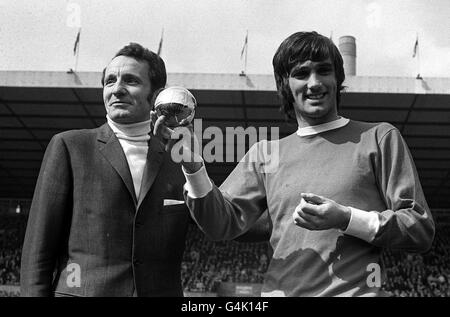 George Best del Manchester United con il suo trofeo europeo di calciatore dell'anno ha ricevuto da Max Urbini (l) prima della sua partita contro Burnley a Old Trafford. Foto Stock