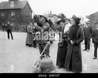 Un soldato britannico del 3° Dragoon Guards (Principe del Galles), bacia un bambino prima di partire per la Francia nell'agosto 1914. Foto Stock