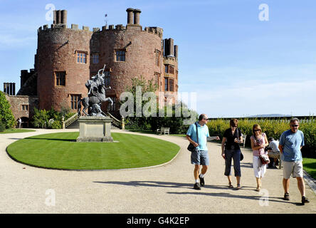 Persone nei terreni della proprietà del National Trust Powis Castle and Garden a Welshpool, Powys, come la fiducia celebra il raggiungimento di 4 milioni di membri. Foto Stock