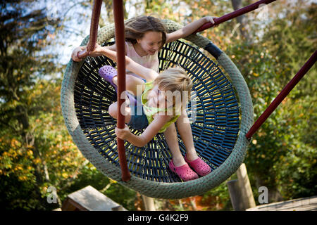 Le sorelle Kate e Alice Blundell, da Hayfield nel Derbyshire, godono l'oscillazione al Parco di Lyme del National Trust, a Disley, Stockport mentre il National Trust celebra il raggiungimento di 4 milioni di membri. Foto Stock