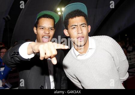 Jordan 'Rizzle' Stevens e Harley 'Sylvester' Alexander-sur (a sinistra) AKA Rizzle Kicks in arrivo per il MOBO Awards 2011, al SECC, Glasgow, G3 8YW. Foto Stock