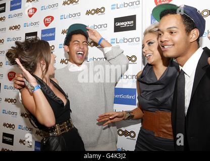 (Da sinistra a destra) Brooke Vincent, Jordan 'Rizzle' Stevens, Sacha Parkinson e Harley 'Sylvester' Alexander-Sule di Rizzle Kicks durante i MOBO Awards 2011, al SECC, Glasgow, G3 8YW. Foto Stock