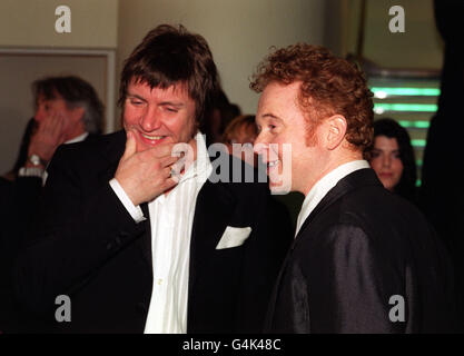 Cantante con la band Duran Duran, Simon le Bon (a sinistra) e cantante con la band Simply Red Mick Hucknall all'Odeon di Leicester Square a Londra, per la prima del film 'un marito ideale'. Foto Stock