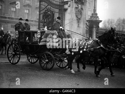 Lo sposo, il duca di York (poi re Giorgio VI) lasciando Buckingham Palace in carrozza per l'Abbazia di Westminster a Londra, prima del matrimonio reale con Lady Elizabeth Bowes-Lyon (in seguito la Regina Madre) Foto Stock