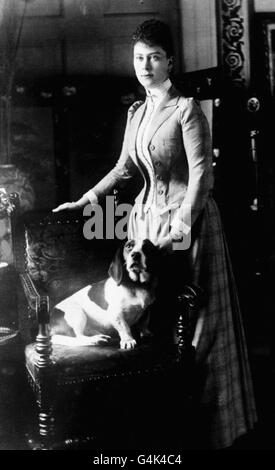 PA NEWS PHOTO CIRCA : 1890: UN'IMMAGINE NON DATATA DEL FILE DELLA BIBLIOTECA DELLA REGINA MARIA (PRINCIPESSA MAGGIO DI TECK) CON UN CANE PET. IL FUTURO GIORGIO V SI IMPEGNÒ CON LA PRINCIPESSA QUANDO SUO FRATELLO, IL PRINCIPE ALBERTO, MORÌ NEL 1892. Foto Stock