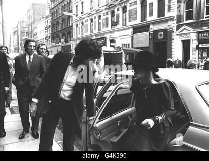 Anita Pallenberg (R) con Keith Richard (al centro), chitarrista del gruppo pop The Rolling Stones, dopo essere stato liberato su 1000 cauzione dopo essere apparso a Marlborough Street Court, Londra. Foto Stock