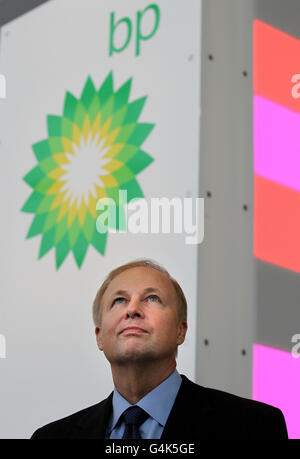 Bob Dudley, direttore generale della BP, di fronte al logo della società presso la sede centrale BP del Mare del Nord ad Aberdeen. Foto Stock