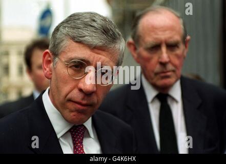 Il Segretario dell'Home Jack Straw parla ai media fuori dall'University College Hospital di Londra, dopo una visita con la City of London e il MP Peter Brooke di Westminster (a destra) alle vittime dell'esplosione della bomba di Soho. Foto Stock