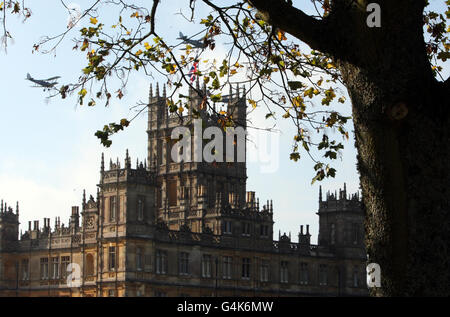 Highclere Castle vicino a Newbury, il luogo del dramma del periodo televisivo Downton Abbey, ospita un Heroes all'asta di beneficenza Highclere per le forze armate in aiuto della carità delle forze armate Help for Heroes. Foto Stock