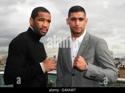 Amir Khan (a destra) della Gran Bretagna e Lamont Peterson dell'America si dirigono a testa durante la conferenza stampa al Mayfair Hotel, Londra. Foto Stock