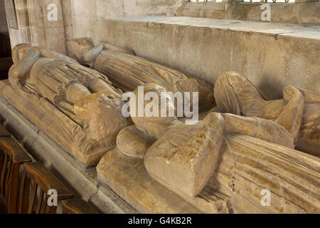 Regno Unito, Herefordshire, Pembridge, Santa Maria Vergine Chiesa, C XIV Gour effigi, di Nicola, figlio di Giovanni e mogli Foto Stock