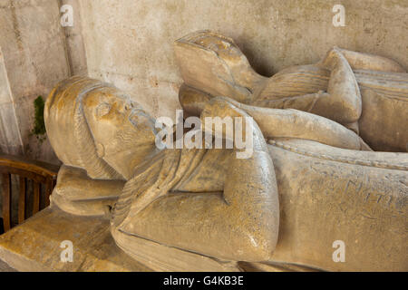 Regno Unito, Herefordshire, Pembridge, Santa Maria Vergine Chiesa, C XIV Gour effigi di Nicholas e moglie Foto Stock