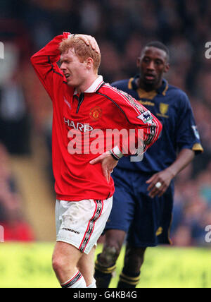 Questa immagine può essere utilizzata solo nel contesto di una funzione editoriale. Paul Scholes del Manchester United mostra la sua delusione dopo aver mietito una possibilità di segnare durante la fa Premiership del suo fianco contro Wimbledon a Selhurst Park. La partita è terminata 1-1. Foto Stock