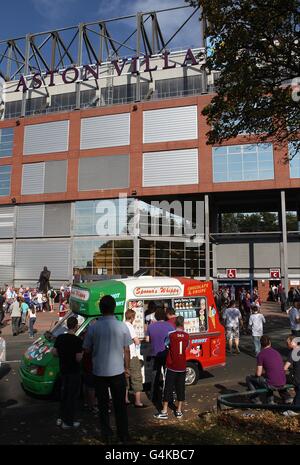 Calcio - Barclays Premier League - Aston Villa / Wigan Athletic - Villa Park. I fan si accaparrano per un gelato fuori da Villa Park Foto Stock