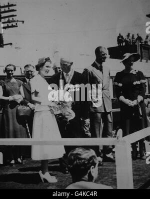 **scannerizzato a bassa risoluzione da contatto** la Regina e Duca di Edimburgo sorridono in risposta alle grazie di benvenuto a Feilding, Nuova Zelanda Foto Stock