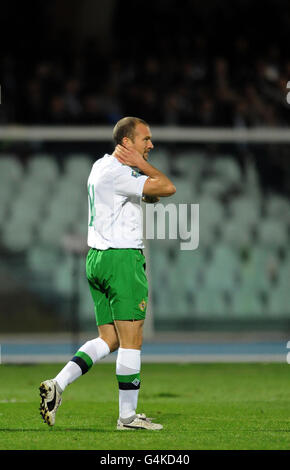 Il Warren James Feeney dell'Irlanda del Nord reagisce dopo aver perso un colpo sul gol durante la partita di qualificazione UEFA Euro 2012 allo Stadio Adriatico, Pescara, Italia. Foto Stock