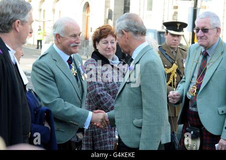 Il Principe del Galles incontra il tenente generale Sir Peter Graham prima di svelare una statua commissionata al Reggimento Gordon Highlands, a Castlegate, Aberdeen. Foto Stock