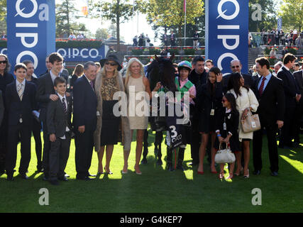 Jamie Spencer (centro a destra) celebra la vittoria della Coppa a lunga distanza Qipco British Champions su Fame e Glory durante la Giornata dei campioni britannici QIPCO all'ippodromo di Ascot. Foto Stock