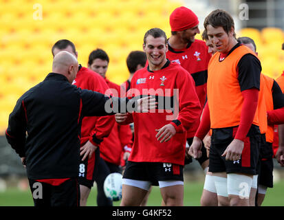 Rugby Union - Coppa del mondo di Rugby 2011 - finale di Bronzo - Galles / Australia - sessione di addestramento Galles - Mount Smart Stadium. Sam Warburton (centro) e Ryan Jones (destra) del Galles durante la sessione di allenamento al Mount Smart Stadium, Auckland, Nuova Zelanda. Foto Stock