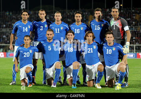 La squadra italiana si pone prima del calcio d'inizio. (Riga posteriore L - R: Alberto Aquilani, Girogio Chiellini, Federico Balzaretti, Mattia Cassani, Andrea Barzagli, Gianluigi Buffon. Prima fila L - R: Sebastian Giovinco, Daniele De Rossi, Riccardo Montolivo, Andrea Pirlo, Antonio Cassano) Foto Stock