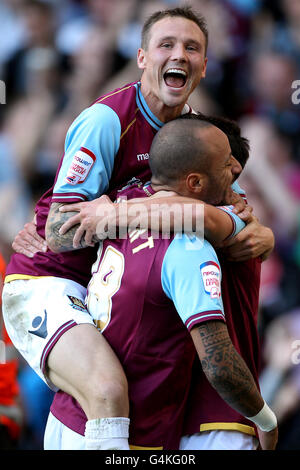 Il Sam Baldock (nascosto) di West Ham United è mollato dai compagni di squadra Matt Taylor (top) e Julien Faubert (c) dopo aver segnato Foto Stock