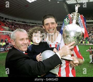 Il manager di Sunderland Peter Reid con l'attaccante Niall Quinn e la figlia di Quinn ANT con il Trofeo di Divisione 1 come Sunderland celebrano la vittoria del Campionato di Divisione 1 a livello nazionale dopo la loro vittoria contro Birmingham City 2-1 allo Stadio della luce. Foto Stock