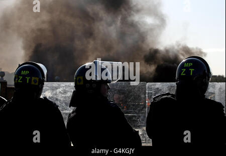 Polizia a Riot gear tenere la linea a Dale Farm luogo di viaggiatori illegali a Cray's Hill, Essex. Foto Stock