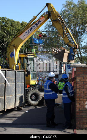 Un Bulldozer si trasferisce a Dale Farm luogo di viaggiatori illegali a Cray's Hill, Essex. Foto Stock