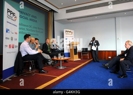 Calcio - Professional Players Federation National Conference 2011 - Lawrence Hall. Il giornalista Times Matthew Syed (seconda a sinistra) discute 'Privacy e Social Media' alla Professional Players Federation National Conference Foto Stock