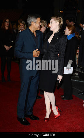 George Clooney e Evan Rachel Wood (a destra) in anteprima all'IDES di marzo, all'Odeon Leicester, Londra, che viene presentato al London Film Festival. Foto Stock