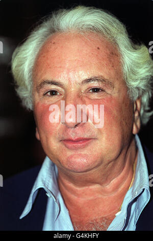 Il regista Michael Winner ha fatto una proiezione celebrata del suo nuovo film "parting shots" al Planet Hollywood di Londra. Il film è protagonista Oliver Reed ed ed è stato l'ultimo film che ha completato prima della sua morte. R/I: 25/01/01. Foto Stock