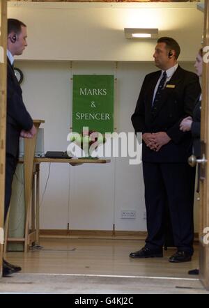 Le guardie di sicurezza in servizio al di fuori della Lincoln House, Lincoln's Inn Fields, Londra, dove Marks & Spencer ha tenuto la loro riunione generale annuale. Foto Stock