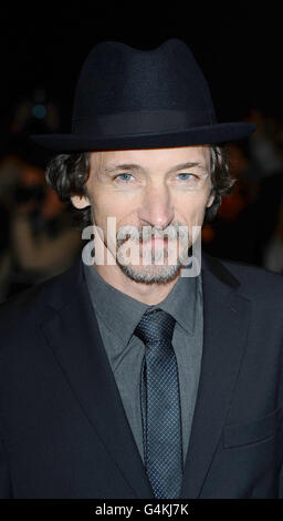 John Hawkes arriva alla prima di Martha Marcy May Marlene a VUE, Leicester Square, Londra, come parte del 55° BFI London Film Festival. PREMERE ASSOCIAZIONE foto. Data immagine: Venerdì 21 ottobre 2011. Il credito fotografico dovrebbe essere: Ian West/PA Wire Foto Stock