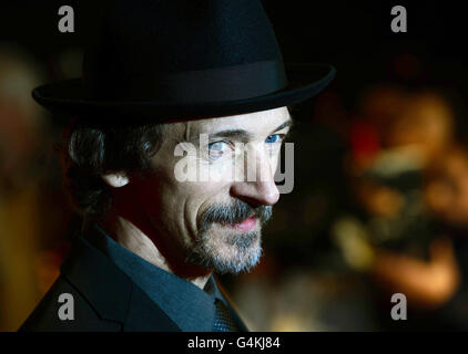 John Hawkes arriva alla prima di Martha Marcy May Marlene a VUE, Leicester Square, Londra, come parte del 55° BFI London Film Festival. Foto Stock