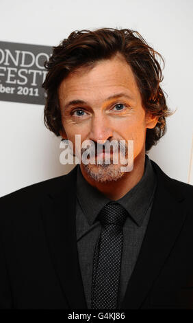 John Hawkes arriva alla prima di Martha Marcy May Marlene a VUE, Leicester Square, Londra, come parte del 55° BFI London Film Festival. Foto Stock