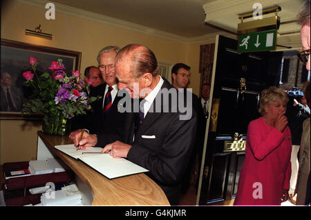 Il Duca di Edimburgo, Patrono e il dodicesimo uomo, firma il libro degli ospiti, all'apertura della nuova sede di Lord Taverners a Londra. Foto Stock