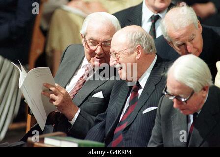 Membro del Parlamento di Cardiff ed ex primo ministro britannico Lord Callaghan (L), con Sir David Mansell-Lewis (C) alla Cattedrale di Llandaff, Cardiff, Galles, in un servizio multi-religioso per commettere l'apertura dell'Assemblea nazionale per il Galles. Foto Stock