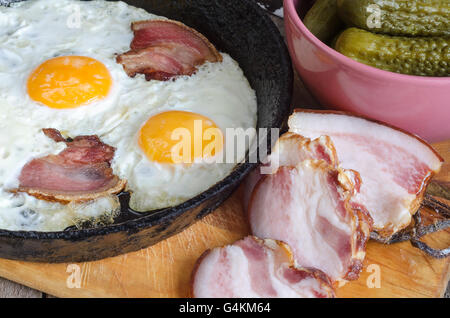 Uova strapazzate con pancetta e cetrioli sottaceto Foto Stock