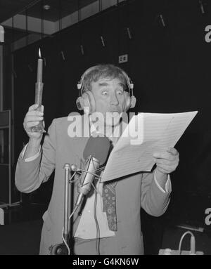 Frankie Howerd fa una rave-up a lume di candela mentre registra 'Up Pompei', la canzone del titolo del suo nuovo film anglo-EMI a Londra. Foto Stock