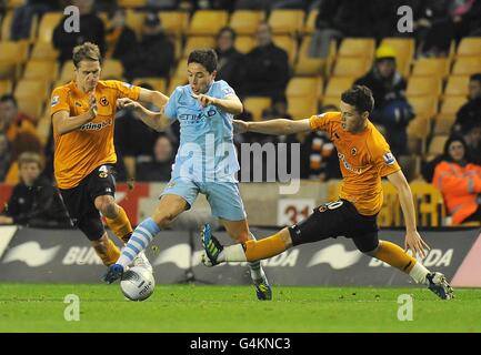 Il Samir Nasri (centro) di Manchester City è sfidato da Wolverhampton Wanderers' David Edwards (a sinistra) e Matthew Doherty (a destra) Foto Stock