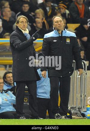 Calcio - Carling Cup - quarto turno - Wolverhampton Wanderers / Manchester City - Molineux. Il manager di Manchester City Roberto Mancini (a sinistra) e il primo Team Coach David Platt (a destra) sulla linea di contatto Foto Stock