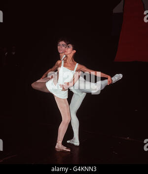 Margot Fonteyn e Rudolf Nureyev in una prova del nuovo balletto "Paradise Lost" di Roland Petit a Covent Garden a Londra. Il balletto avrà la sua prima mondiale il 23 febbraio 1967, al Royal Ballet Benevolent Fund Gala. Foto Stock