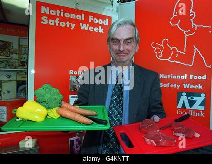 Professor Hugh Pennington a Londra all'inizio della National Food Safety Week. Foto Stock